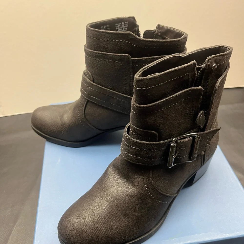 Simply Vera Wang - Size: 6.5 - Brand new in box - Picture 3 of 10